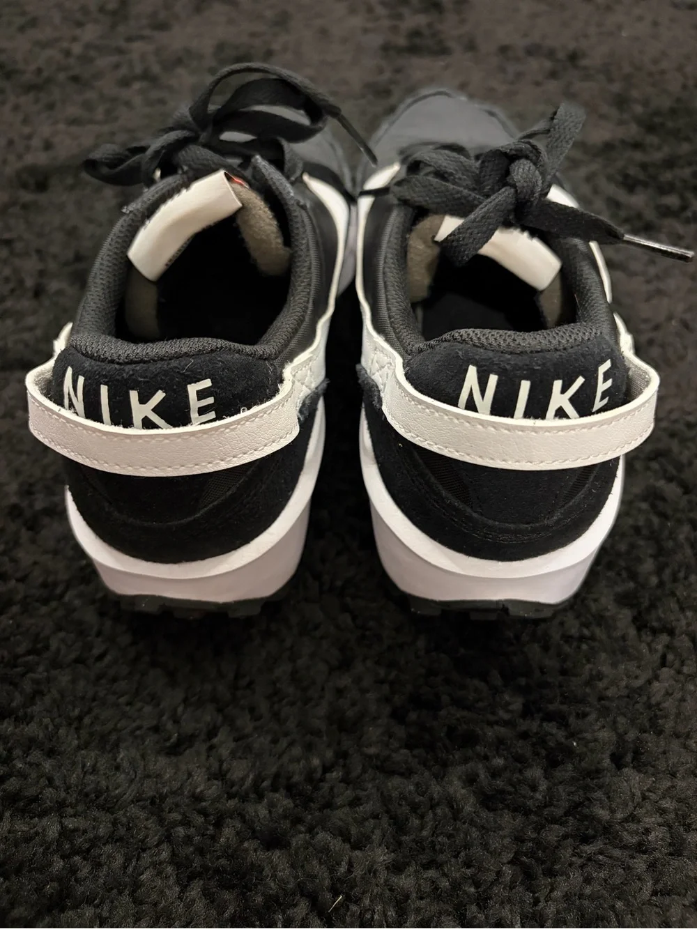 Like NEW - Ladies Nike Size 8